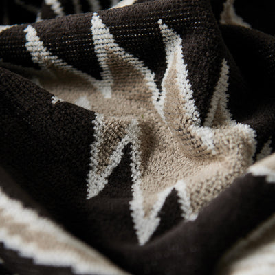 Towel in plush absorbent cotton with black, beige, and white zigzag pattern.