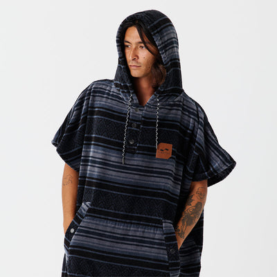 Surf poncho in heavyweight cotton with hood, dark stripes, short sleeves, and pockets.