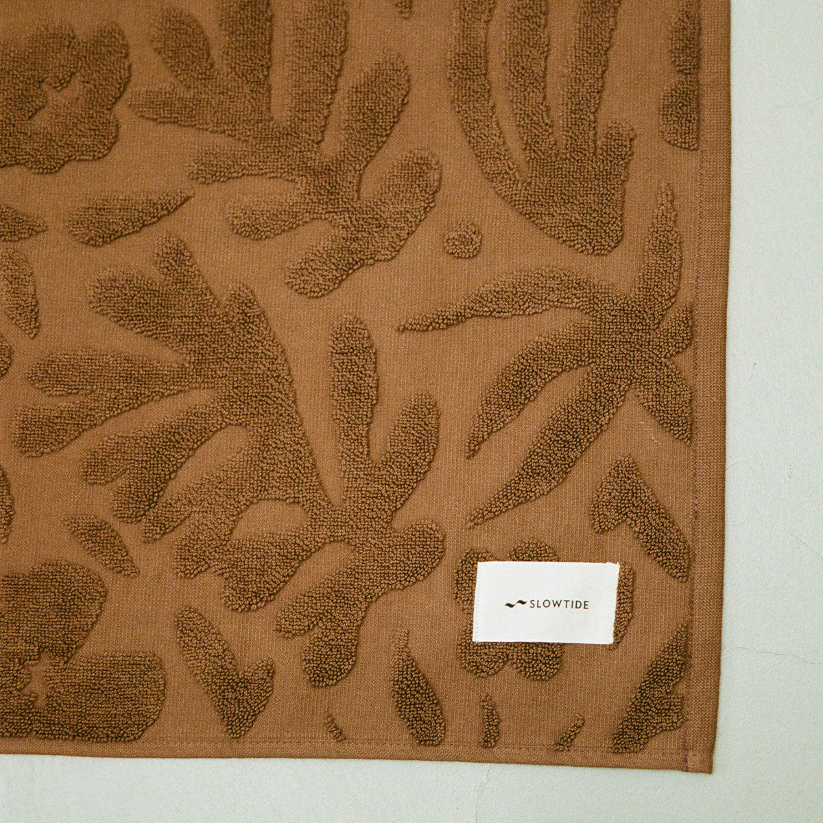 Sunny Sculpted Bath Mat - Toast